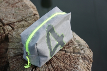 Kosmetiktasche grau eckig mit Zahl